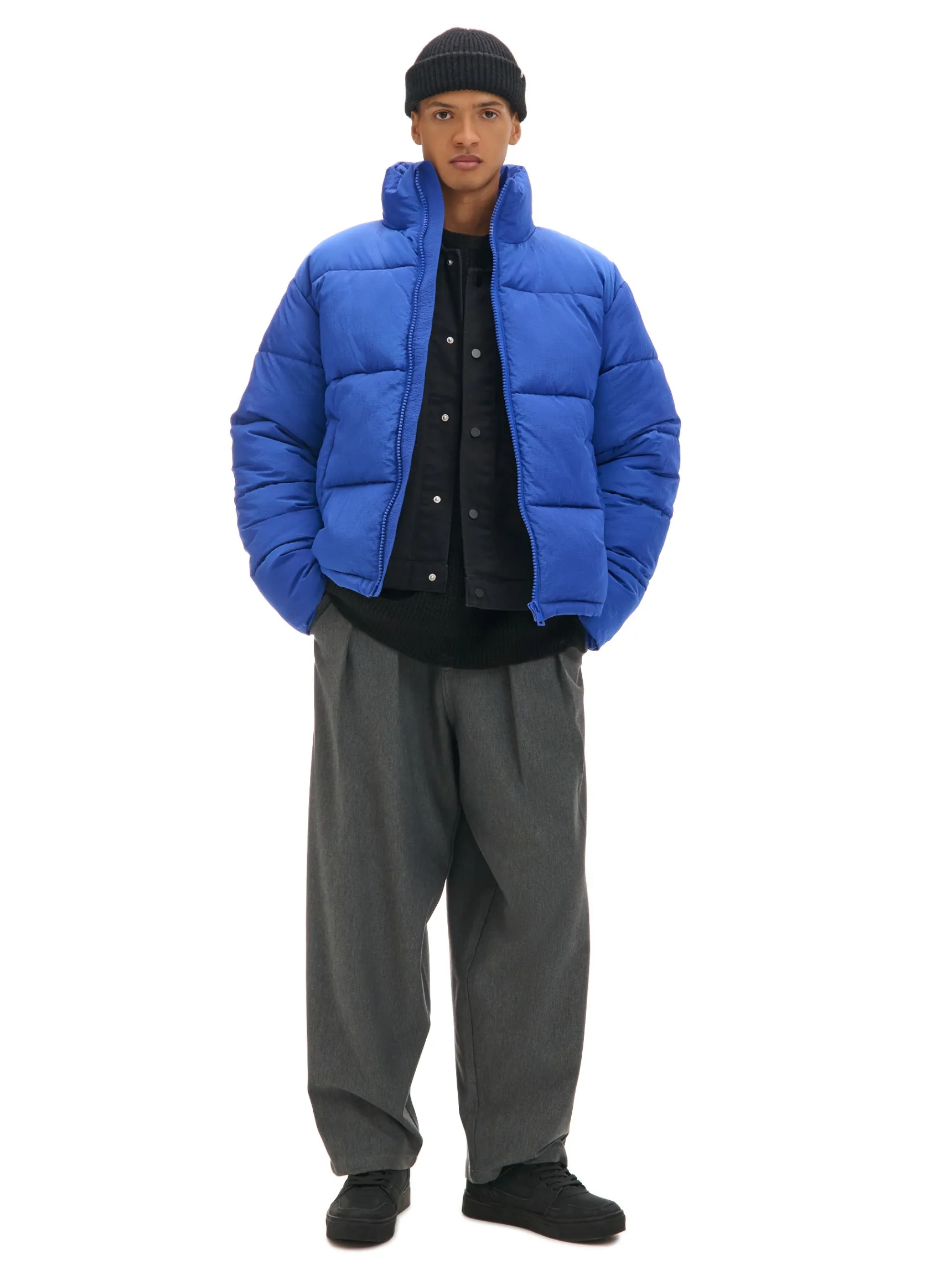 Discount Cropp Niebieska kurtka puffer ze stójką niebieski