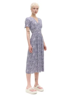 Clearance Cropp Niebieska sukienka midi w kwiaty granatowy