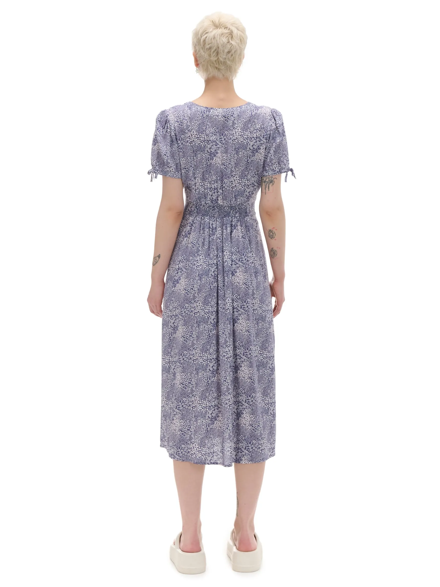 Clearance Cropp Niebieska sukienka midi w kwiaty granatowy