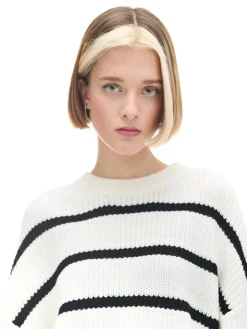 New Cropp Pasiasty sweter z szerokim rękawem kremowy