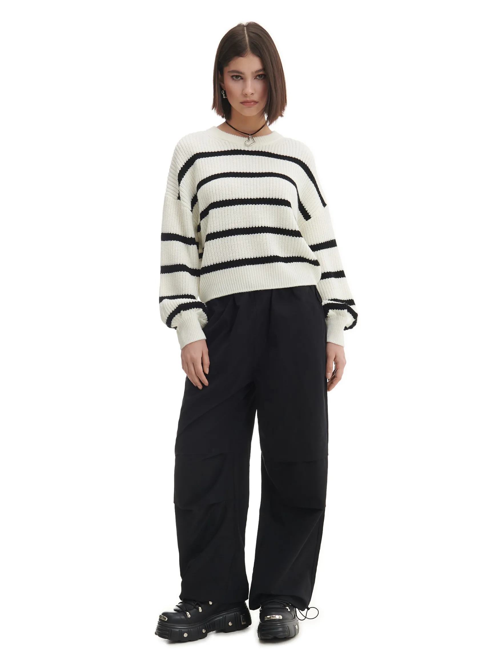 New Cropp Pasiasty sweter z szerokim rękawem kremowy