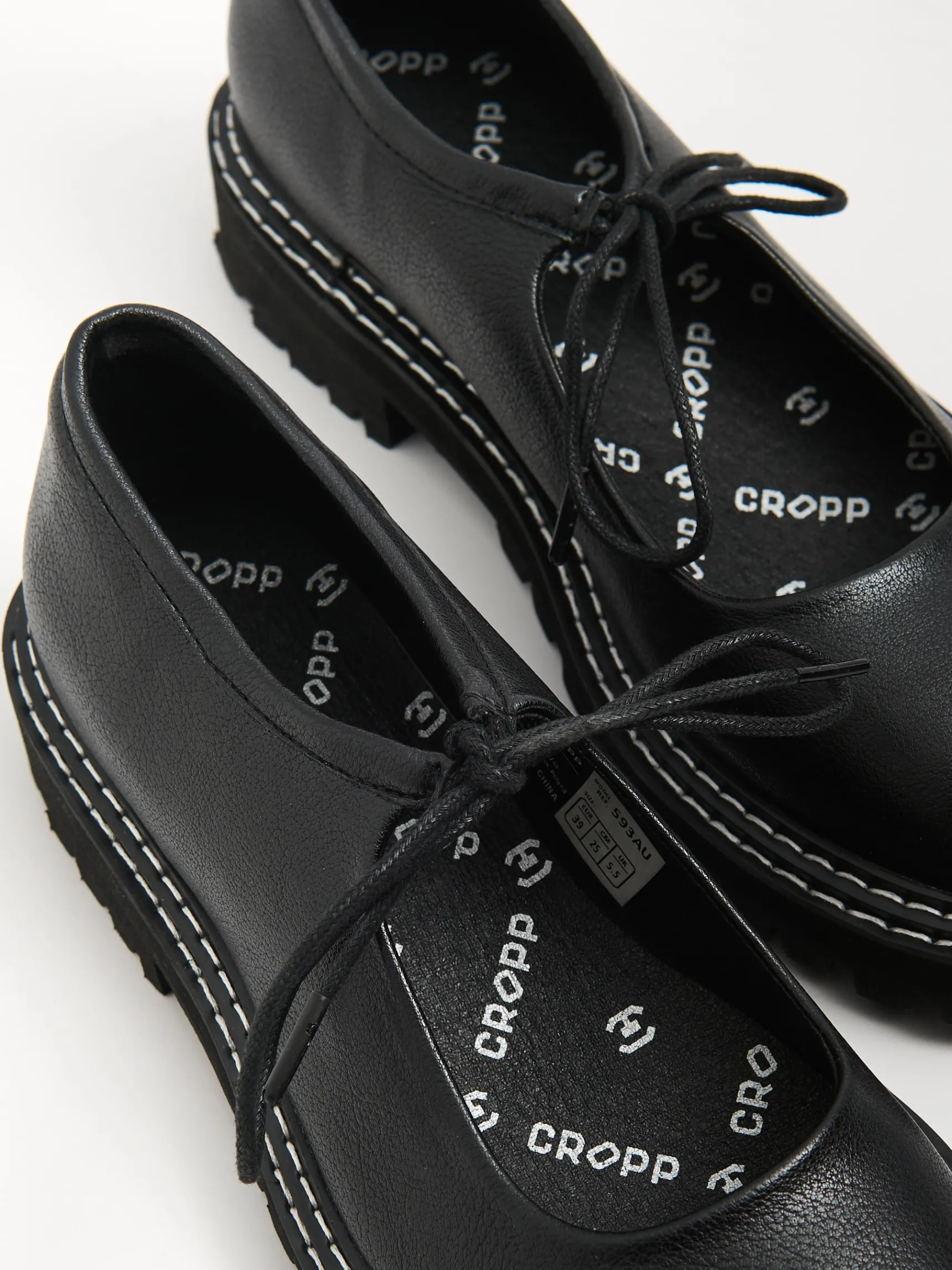 Online Cropp Półbuty z ozdobnymi sznurówkami czarny