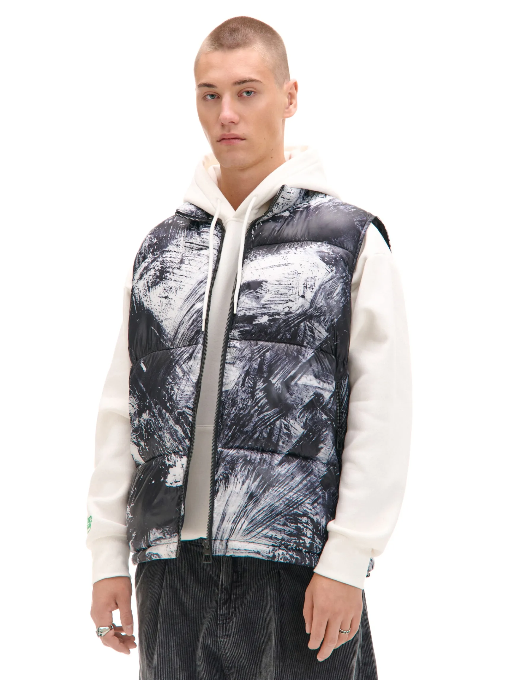 Clearance Cropp Pikowana kamizelka z nadrukiem czarny