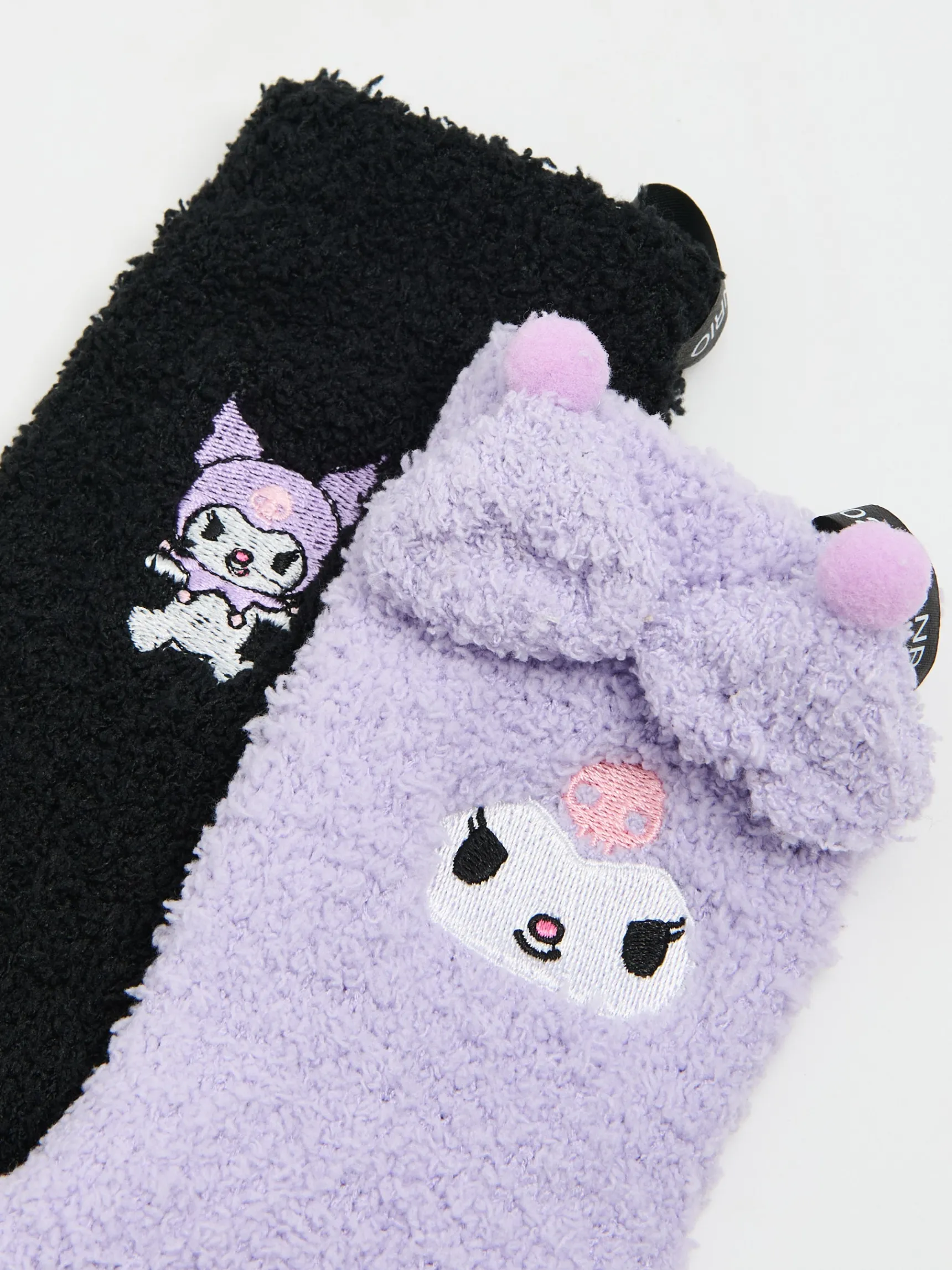 Discount Cropp Pluszowe skarpetki Kuromi fioletowy