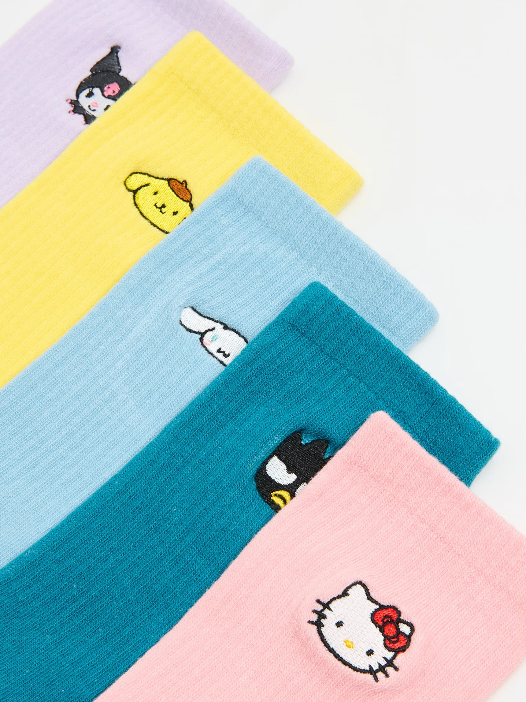 Sale Cropp Skarpety z postaciami serii Sanrio wielobarwny