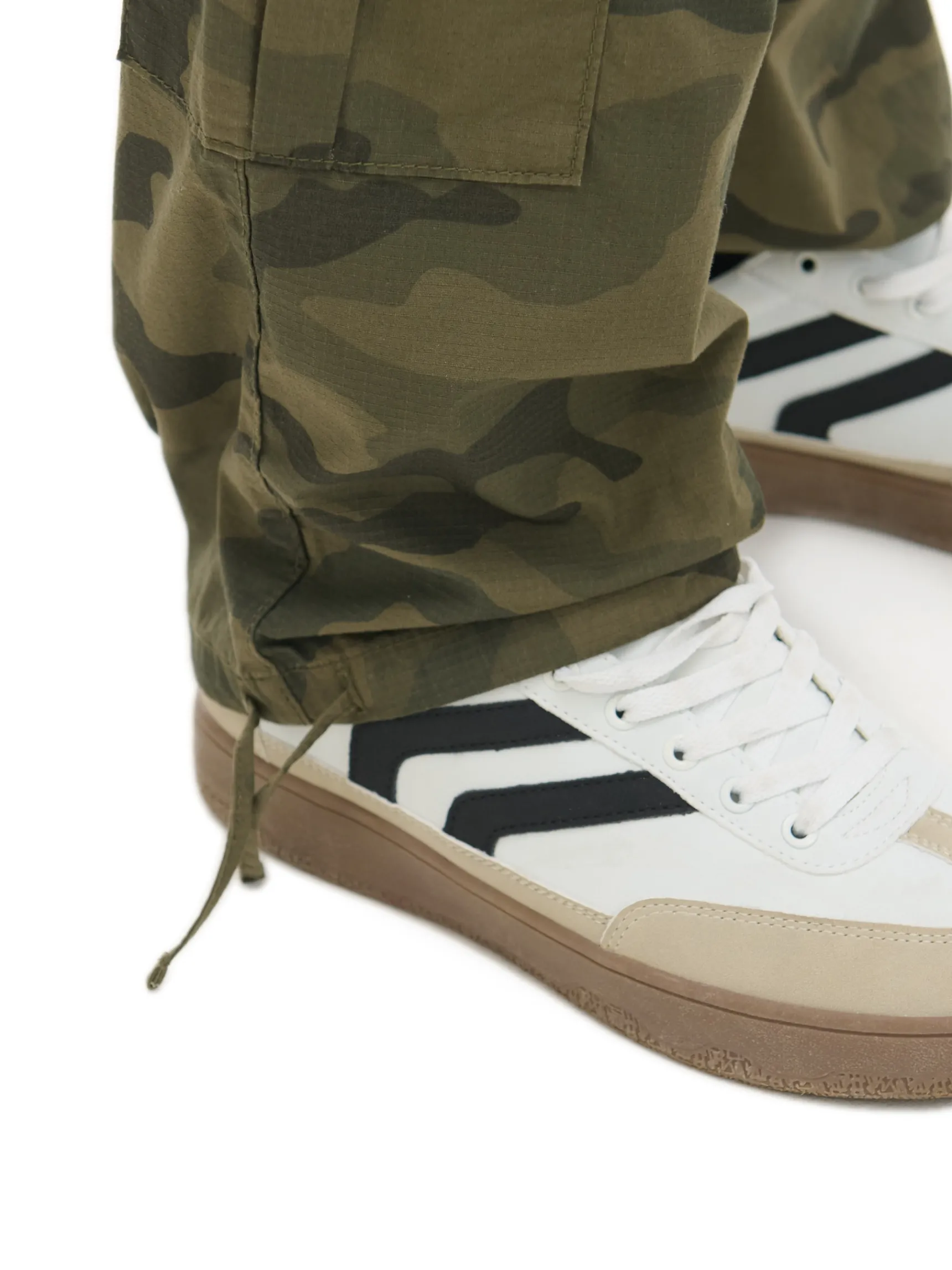 Best Cropp Spodnie cargo z motywem moro zielony