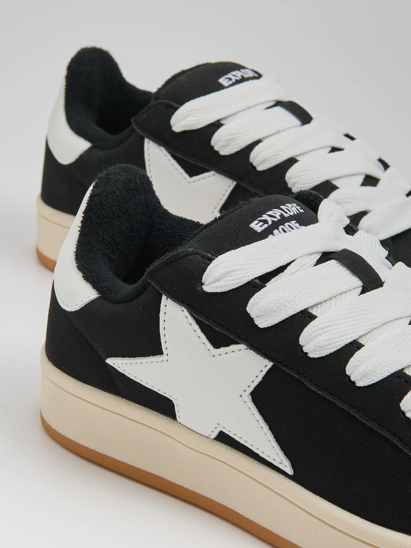 Fashion Cropp Sportowe sneakersy z motywem gwiazdy czarny