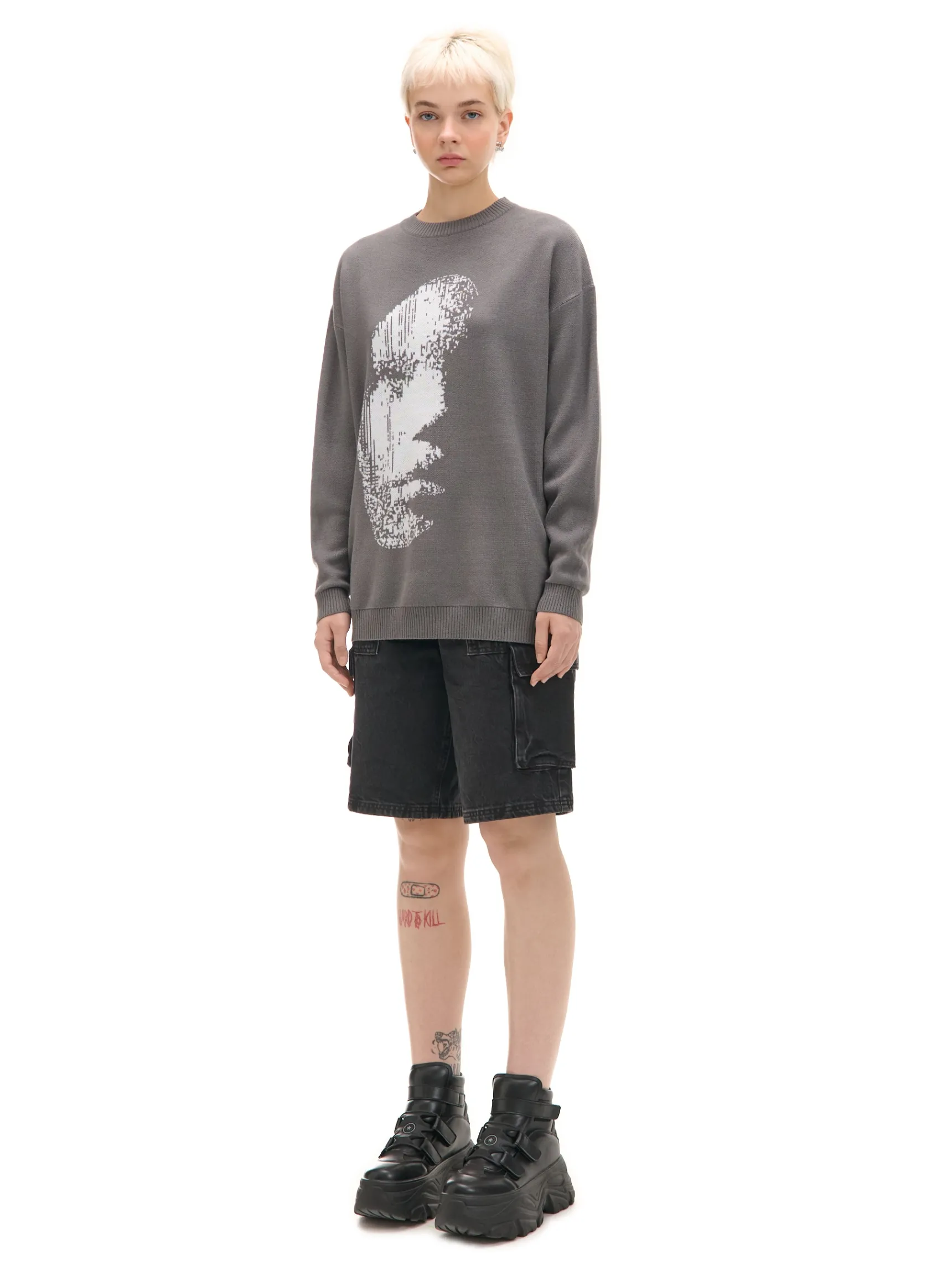 Discount Cropp sweter z artystycznym nadrukiem szary