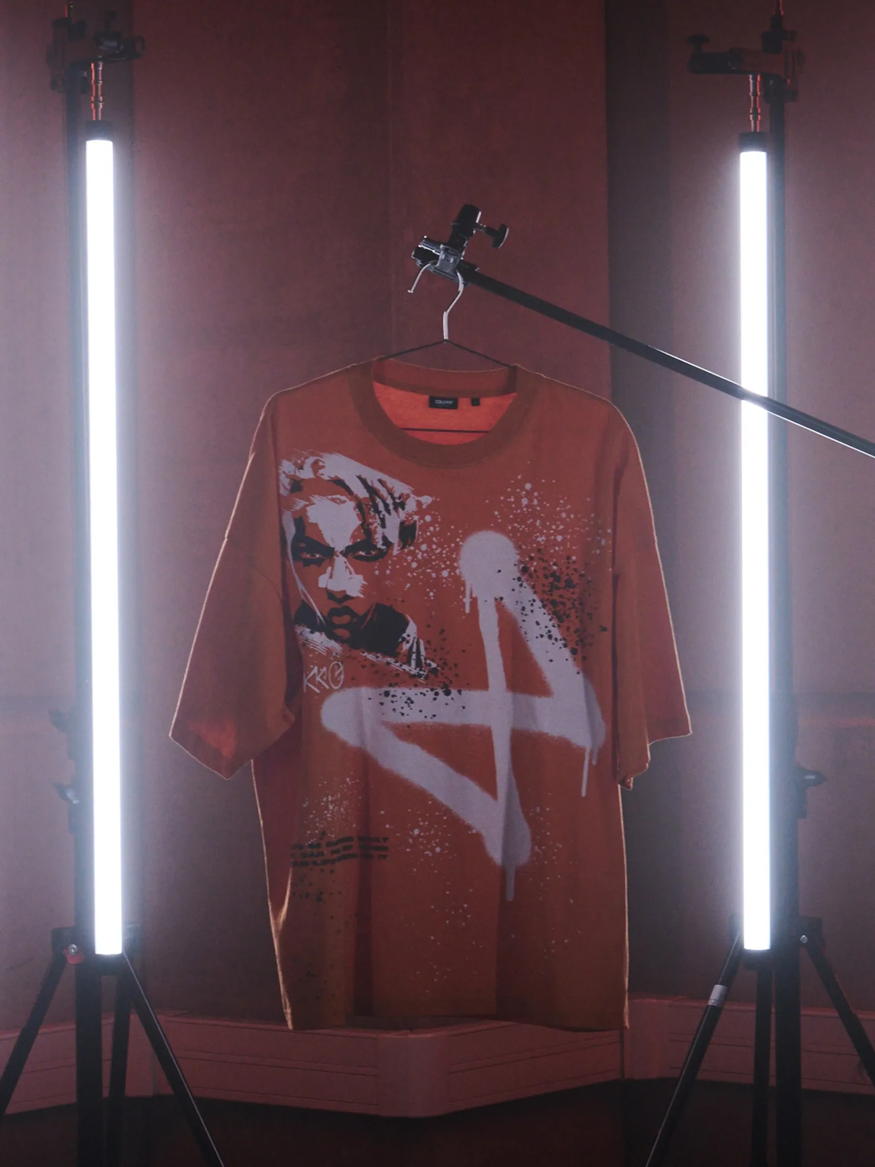 Outlet Cropp T-shirt oversize Ekko z Arcane pomarańczowy