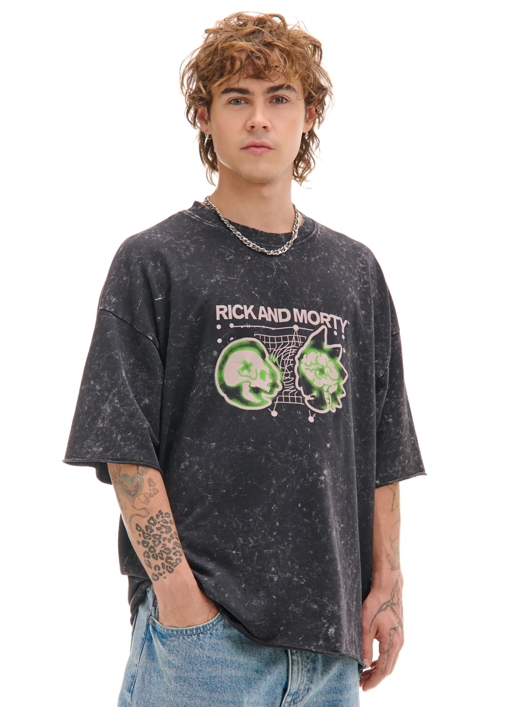 Discount Cropp T-shirt z efektem sprania Rick i Morty czarny