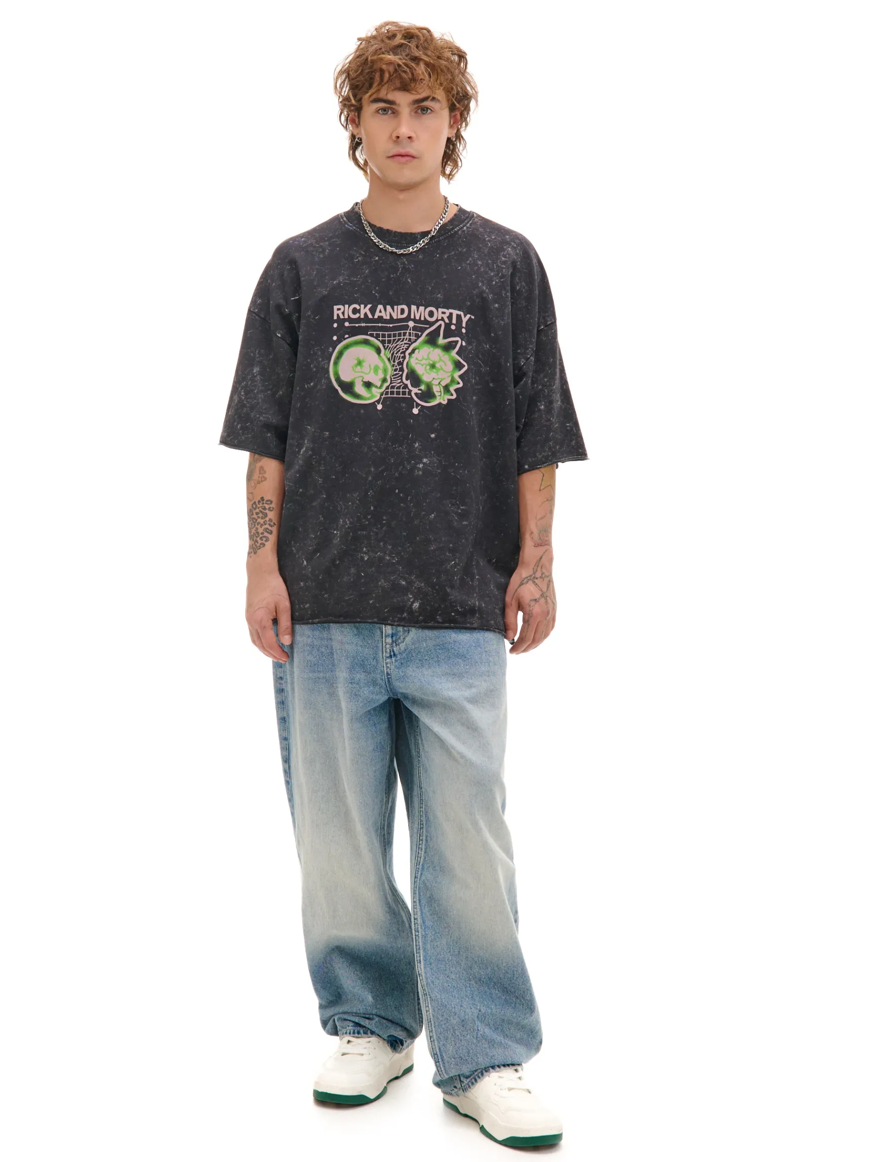 Discount Cropp T-shirt z efektem sprania Rick i Morty czarny